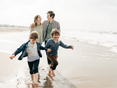 Imagen de Familia disfrutando una caminata en las playas de Telchac Puerto.