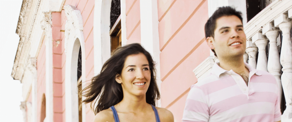 Imagen de Pareja feliz disfrutando un paseo cerca de su casa en el norte de Mérida