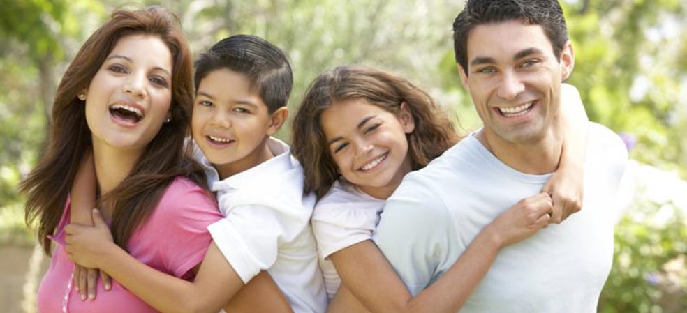 Imagen de Familia demostrando lo feliz que están de vivir una privada en Mérida
