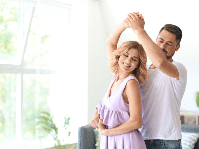 Pareja bailando de felicidad en su casa dentro de una privada residencial