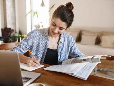 Imagen que simboliza como una persona debe estudiar otras métricas complementarias a la tasa de capitalización para tomar las mejores decisiones de inversión.
