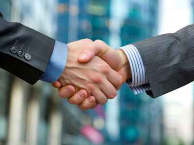 Saludo de manos que representa la alianza de un desarrollador de departamentos con inmobiliarias en Mérida para la venta de departamentos.