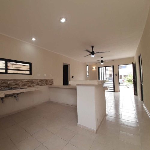 3 Casa en Renta en Caucel - Sala COmedor Amplio e Iluminado