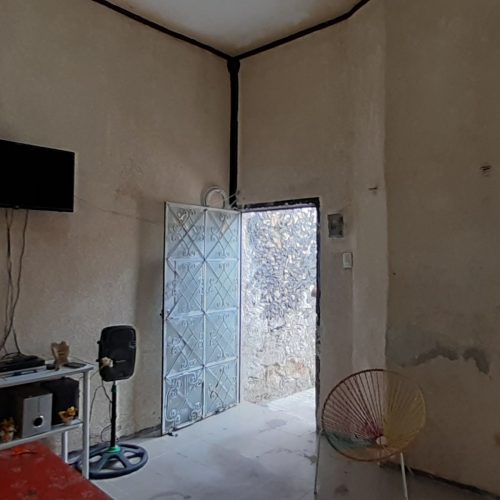 Imagen 2 de la sala de la casa en venta en el centro de Mérida, cerca de la Ermita, ideal para remodelar.