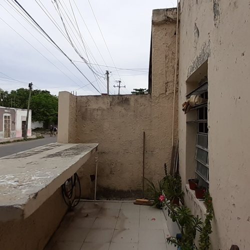 Imagen 1 de la Mini-terraza frontal de la casa en venta en el centro de Mérida, cerca de la Ermita, ideal para remodelar.